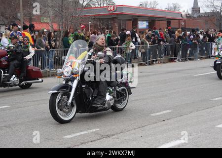 Bud Light Parade 2024 durante le celebrazioni del Mardi Gras a St Louis, Missouri, Stati Uniti. In un freddo sabato mattina la folla si riunisce. Foto Stock