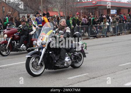 Bud Light Parade 2024 durante le celebrazioni del Mardi Gras a St Louis, Missouri, Stati Uniti. In un freddo sabato mattina la folla si riunisce. Foto Stock