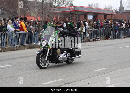 Bud Light Parade 2024 durante le celebrazioni del Mardi Gras a St Louis, Missouri, Stati Uniti. In un freddo sabato mattina la folla si riunisce. Foto Stock