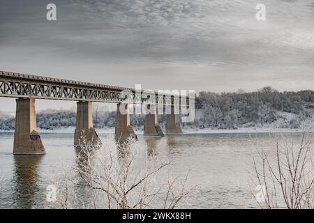 Un ponte su un fiume Foto Stock