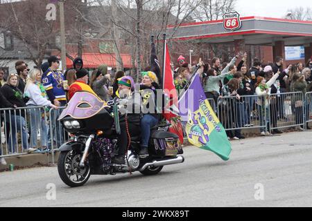 Bud Light Parade 2024 durante le celebrazioni del Mardi Gras a St Louis, Missouri, Stati Uniti. In un freddo sabato mattina la folla si riunisce. Foto Stock