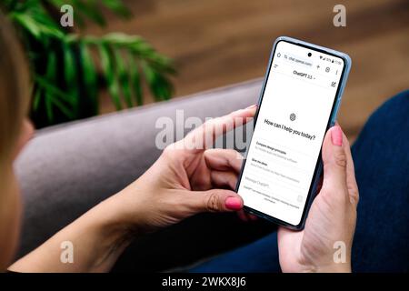 Donna che usa un telefono cellulare con ChatGPT sullo schermo. Questa app è un chatbot basato sull'intelligenza artificiale sviluppato da OpenAI. ROSARIO, ARGENTINA Foto Stock