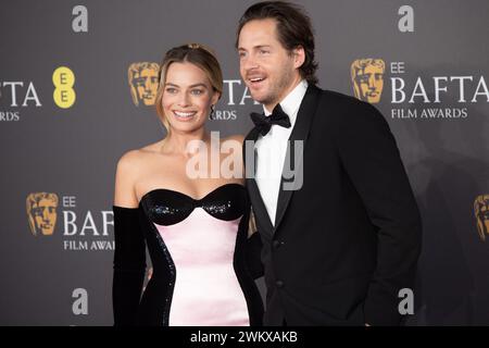 Londra, Regno Unito. 18 febbraio 2024. Nella foto: (L-R) - Margot Robbie e il marito Tom Ackerley partecipano all'EE British Academy Film Awards 2024. Credito: Justin ng/ Foto Stock