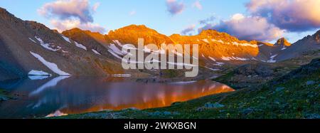 Lago Sapphire Blue Columbine, San Juan National Forest, Silverton, Colorado, Stati Uniti Foto Stock