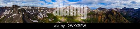 Maestose montagne innevate, Yankee Boy Basin, Uncompahre National Forest, Colorado, Stati Uniti Foto Stock