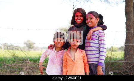 Bambini indiani felici che giocano a colori, sorridono con i colori sul viso o bambini asiatici che celebrano Holi. Concetto per il festival indiano Holi. I bambini brillanti si macchiano Foto Stock