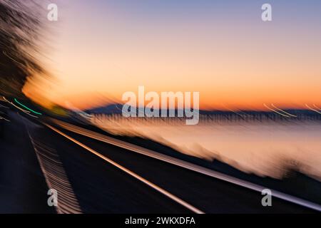 Il movimento intenzionale della fotocamera (ICM) cattura le linee dell'argine d'acciaio che corrono lungo il lungomare di White Rock con l'iconico molo sullo sfondo. Foto Stock