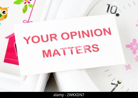 LA SUA OPINIONE CONTA UNA frase scritta su un cartellino bianco Foto Stock