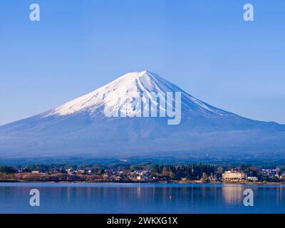 MT. Fuji visto dal lago Kawaguchiko nella prefettura di Yamanashi, Chubu, Giappone. Foto Stock