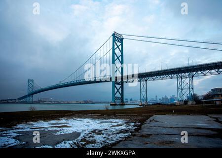 Windsor Ontario Ambassador Bridge a Detroit Michigan in una giornata invernale nuvolosa Foto Stock