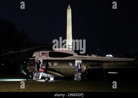 Washington, Stati Uniti. 22 febbraio 2024. Il presidente DEGLI STATI UNITI Joe Biden torna alla Casa Bianca di Washington dalla California il 22 febbraio 2024. Foto di Yuri Gripas/ABACAPRESS.COM credito: Abaca Press/Alamy Live News Foto Stock