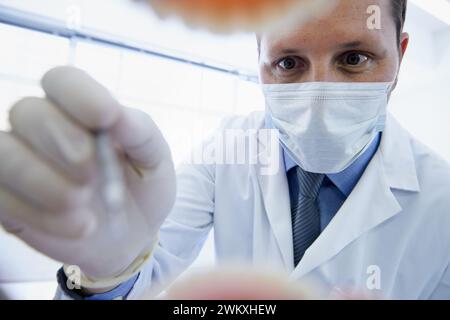 Dentista, bocca e pov o pulizia dei denti con consultazione dentale o igiene, riempimento o ortodontista. Uomo, maschera e impianto o gengivale Foto Stock