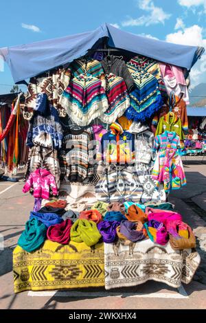 Artigianato tradizionale in vendita al mercato di Otavalo in Ecuador Foto Stock