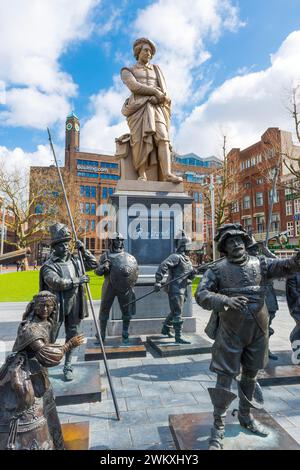 Statue a Rembrandtsplein, centro, gita in città, vacanza, viaggio, statua, monumento, vista, storia, metropoli, città, famosa, Rembrandt, pittore Foto Stock