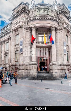 Edificio della Banca centrale dell'Ecuador, situato nel cuore della città Vecchia, Quito. L'architettura presenta intagli ornati e finestre progettate meticolosamente Foto Stock