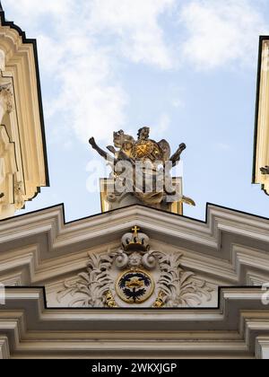 Scultura, raffigurazione di un santo sul timpano della chiesa, Arcangelo Michele che spinge Lucifero nelle profondità, Chiesa Mariahilf, Graz, Stiria, Austria Foto Stock