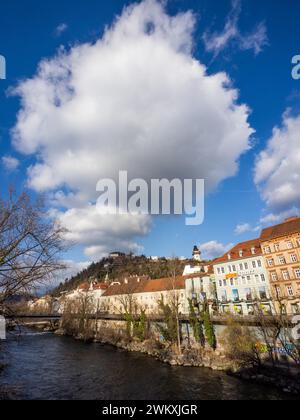 Vista sul fiume Mur verso lo Schlossberg con la torre dell'orologio, Graz, Stiria, Austria Foto Stock