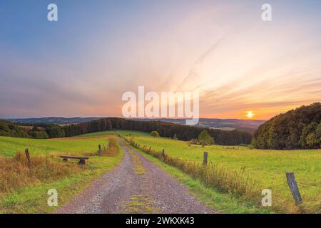 Una piccola panchina si trova ai margini del percorso con vista sul Weserbergland, formato paesaggio, foto paesaggio, foto natura, tramonto, umore serale, via Foto Stock