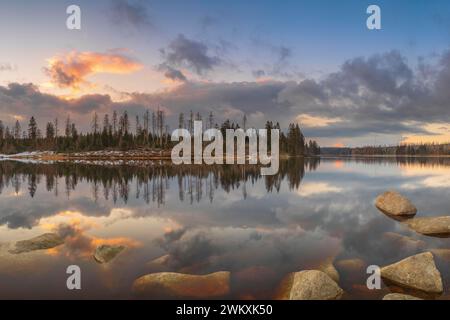 Vista sull'Harz Oderteich in inverno, diga, formato paesaggio, luce serale, fotografia di paesaggi, fotografia naturalistica, lago, rocce, Braunlage, Harz, Foto Stock