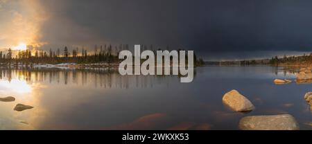 Vista sull'Harz Oderteich in inverno, diga, tramonto, panorama, formato paesaggio, luce serale, fotografia di paesaggi, fotografia naturalistica, lago, rocce Foto Stock