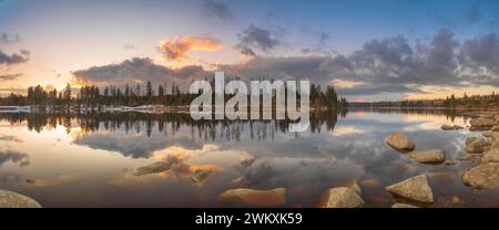 Vista su Harz Oderteich in inverno, serbatoio, panorama, paesaggio, luce serale, fotografia di paesaggi, fotografia naturalistica, lago, rocce, Foto Stock