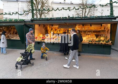 Bancarelle con prodotti in legno per la casa al Christkindlmarkt, mercatino di Natale a Salisburgo, Austria Foto Stock