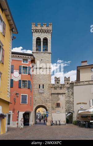 Porta medievale di San Michele nel centro storico di Riva del Garda sul Lago di Garda in Italia Foto Stock