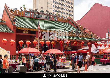 KL, Malesia - febbraio 4,2024 : vari tipi di bancarelle di sourvenir di fronte al Tempio Guan di in Chinatown Petaling Street. Foto Stock