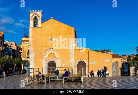 Taormina, Sicilia, Italia - 15 febbraio 2023: Chiesa di Sant'Agostino che funge da biblioteca pubblica Biblioteca Comunale Foto Stock