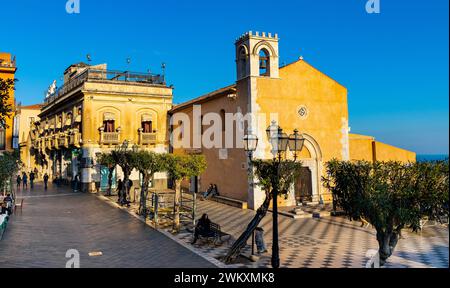 Taormina, Sicilia, Italia - 15 febbraio 2023: Chiesa di Sant'Agostino che funge da biblioteca pubblica Biblioteca Comunale Foto Stock