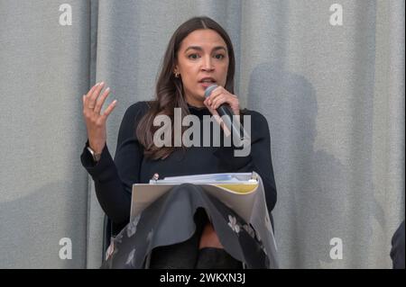 New York, Stati Uniti. 22 febbraio 2024. La Rep. Alexandria Ocasio-Cortez interviene nel corso di una tavola rotonda con il senatore dello Stato di New York Michael Gianaris, membro dell'Assemblea dello Stato di New York Zohran Mamdani, Mychal Johnson e Daniel Lozano, mentre detiene un Municipio per consegnare commenti dopo cinque anni di Green New Deal al al PS 171Q di Astoria nel Queens borough di New York City. (Foto di Ron Adar/SOPA Images/Sipa USA) credito: SIPA USA/Alamy Live News Foto Stock