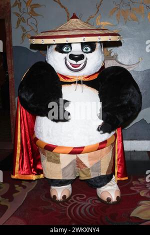 22 febbraio 2024, Los Angeles, California, Stati Uniti: LOS ANGELES, CA - 22 FEBBRAIO 2024: po, Kung fu Panda 4 personaggio in una cerimonia in onore dell'attore James Hong con impronte di mani e piedi per il suo 95° compleanno al TCL Chinese Theatre IMAX. (Credit Image: © Nina Prommer/ZUMA Press Wire) SOLO PER USO EDITORIALE! Non per USO commerciale! Foto Stock