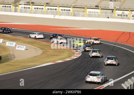 Una vettura da competizione di categoria GT3 che corre sul circuito Ricardo Tormo di Cheste, Valencia, Spagna Foto Stock