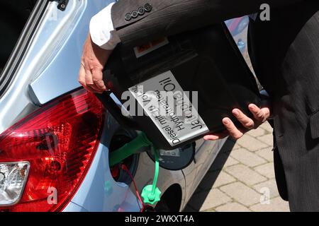 Rund um die Autobahn 40. 27.06.2008, EU, DEU, Deutschland, Nordrhein-Westfalen, Dortmund: 10 % Jatropha Dieselbeimischung als Alternativer Energiemix beim Ruhr Symposium Neue Ideen fuer zukunenftige Mobilitaet im Bildungszentrum Hansemann. Inhaltliche Schwerpunkte des Symposiums: Elektro-Mobiliaet, nachhaltige Produktion von Biokraftstoffen und innovative Fahrzeugkonzepte, organisiert durch die EnergieAgentur NRW, Autohaus Rueschkamp und der Initiative Solarmobil Ruhrgebiet ISOR. UE, DEU, Germania, Renania settentrionale-Vestfalia, Dortmund: Miscela diesel Jatropha al 10 % come miscela energetica alternativa presso la Foto Stock