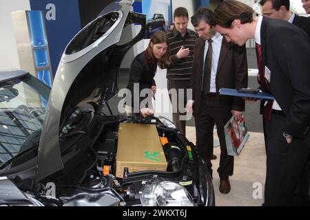 Rund um die Autobahn 40. 11.02.2009, EU, DEU, Deutschland, Nordrhein-Westfalen, Essen: der Mini-e, der Elektrowagen von der BMW Group und Vattenfall auf der e-World 2009 a der Messe Essen. Im Rahmen des Projektes Mini e Berlin Powered by Vattenfall werden 2009 Die erste 50 Testautos durch die Hauptstadt fahren. UE, DEU, Germania, Renania settentrionale-Vestfalia, Essen: La Mini-e, l'auto elettrica del gruppo BMW e Vattenfall all'e-World 2009 di Messe Essen. Nell'ambito del progetto Mini e Berlin Powered by Vattenfall, le prime 50 auto di prova attraverseranno la capitale nel 2009. Foto Stock