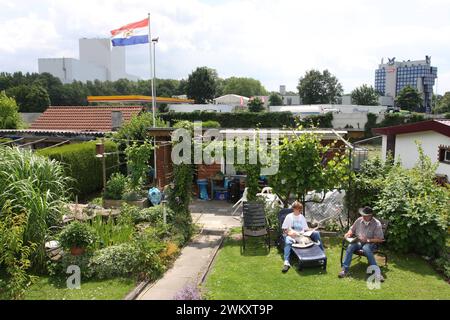 Leben an der Autobahn 40. 19.06.2009, EU, DEU, Deutschland, Nordrhein-Westfalen, Bochum: Kleingartenanlage im Stadtteil Wattenscheid an der Autobahn 40. Fu das Ruhrgebiet im grossen ist die Kleingartenanlage in kleinen,- Zuwanderer aus Spanien, Niederlande, Polen, Philipinen, Kroatien, und der Tuerkei leben mit Deutschen Zaun an Zaun. Niederlaendisch-Deutsche Gartenbesitzer. EU, DEU, Germania, Renania settentrionale-Vestfalia, Bochum: Giardino di allotment nel distretto di Wattenscheid sull'autostrada 40. Il giardino di assegnazione è in miniatura quello che l'area della Ruhr è su larga scala - immigrati da Foto Stock