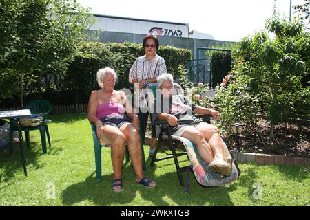 Leben an der Autobahn 40. 15.08.2009, EU, DEU, Deutschland, Nordrhein-Westfalen, Bochum: Kleingartenanlage im Stadtteil Wattenscheid an der Autobahn 40. Fu das Ruhrgebiet im grossen ist die Kleingartenanlage in kleinen,- Zuwanderer aus Spanien, Niederlande, Polen, Philipinen, Kroatien, und der Tuerkei leben mit Deutschen Zaun an Zaun. Phillipinisch staemmige Gartenbesitzer mit einer Nachbarin. EU, DEU, Germania, Renania settentrionale-Vestfalia, Bochum: Giardino di allotment nel distretto di Wattenscheid sull'autostrada 40. Il giardino di riparto è quello che la zona della Ruhr è piccolo, quello che è grande - im Foto Stock