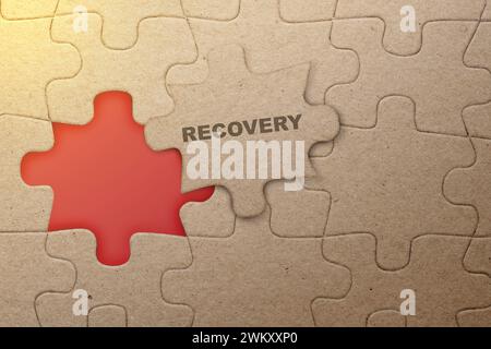 Frammento di puzzle mancante con testo di recupero su sfondo rosso. Concetto di recupero aziendale Foto Stock