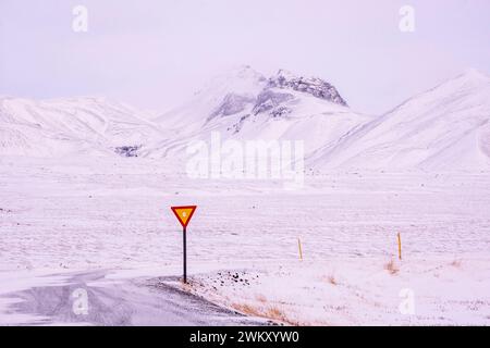 Cartello stradale su una strada innevata fuori dal Parco Nazionale di Thingvellir in Islanda Foto Stock