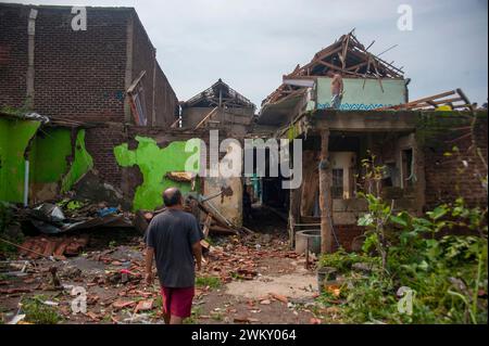 Bandung, Indonesia. 22 febbraio 2024. La gente controlla le case danneggiate dopo un tornado nella reggenza di Bandung, Giava Occidentale, Indonesia, il 22 febbraio 2024. Un tornado ha attraversato due reggenze nella provincia indonesiana di Giava occidentale mercoledì pomeriggio, livellando case e fabbriche nella zona. L'agenzia di mitigazione dei disastri di Giava occidentale ha detto ai media locali giovedì che venti potenti avevano danneggiato 13 fabbriche e 10 case nella reggenza di Sumedang, e 18 fabbriche e 233 case nella reggenza di Bandung. Crediti: Septianjar Muharam/Xinhua/Alamy Live News Foto Stock