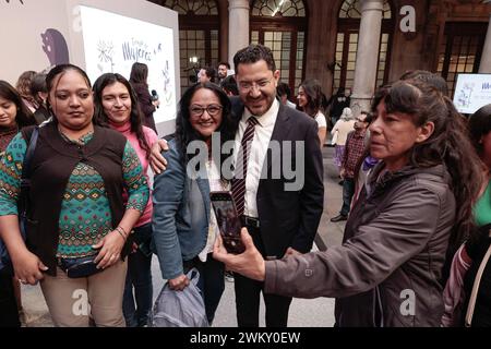 Tiempo de Mujeres, Festival for Equality Press Conference 22 febbraio 2024, città del Messico, Messico: Capo del governo, Marti Batres posa per le foto dopo la conferenza stampa per annunciare il Concert Women's Time, Festival for Equality. Città del Messico CDMX Messico Copyright: XAlejandroxMedinaxGuzmanxxEyepixx Foto Stock