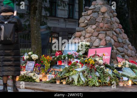 Fiori e candele posate al memoriale spontaneo di Vilnius per il leader dell'opposizione russa Alexei Navalny, con ritratti e messaggi lasciati dalle persone Foto Stock