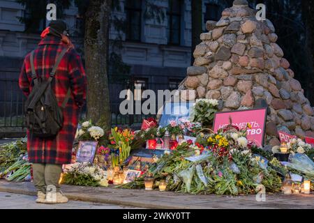 Fiori e candele posate al memoriale spontaneo di Vilnius per il leader dell'opposizione russa Alexei Navalny, con ritratti e messaggi lasciati dalle persone Foto Stock