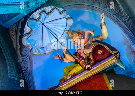 Un bellissimo idolo di Lord Ganesha adorato per la festa di Ganesh Jayanti o Maghi Ganesh Utsav a Mumbai, in India Foto Stock