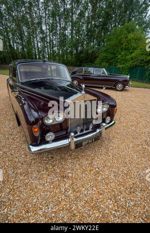 1964 Rolls-Royce Phantom V Limousine di Mulliner Park Ward - BFH1 Ex-HRH Princess Alexandra (viola) e 1970 (nero, 1 BFY) Foto Stock