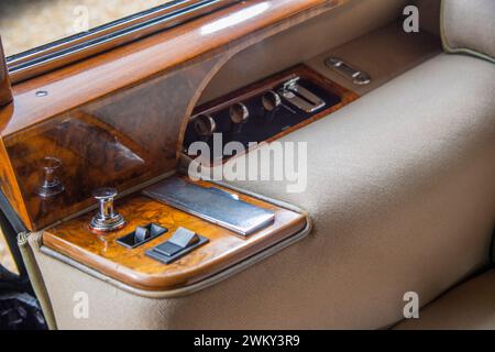 1964 Rolls-Royce Phantom V Limousine di Mulliner Park Ward - BFH1 Ex-HRH Princess Alexandra (viola) e 1970 (nero, 1 BFY) Foto Stock