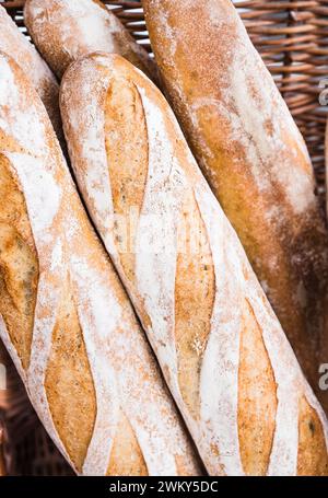 Baguette biologiche appena sfornate al mercato artigianale di Waddesdon Manor Foto Stock