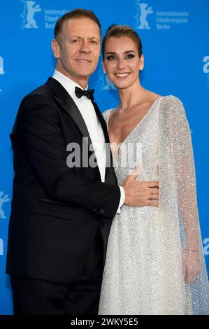 Rocco Siffredi mit Ehefrau Rosa Caracciolo beim Photocall zur miniserie Supersex auf der Berlinale 2024 / 74. Internationale Filmfestspiele Berlin im Hotel Grand Hyatt. Berlino, 22.02.2024 *** Rocco Siffredi con la moglie Rosa Caracciolo al photocall per la miniserie Supersex al Berlinale 2024 74 Berlin International Film Festival all'Hotel Grand Hyatt Berlin, 22 02 2024 foto:XC.xNiehausx/xFuturexImagex supersex 4249 Foto Stock