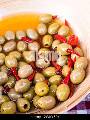 Ciotole di olive al peperoncino verde in vendita al mercato artigianale di Waddesdon Manor Foto Stock