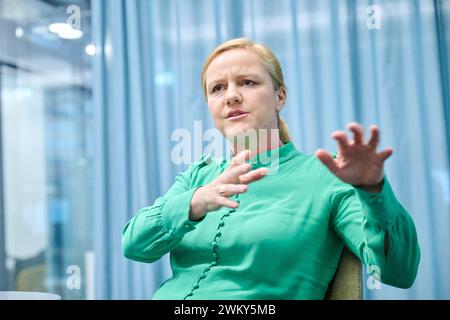 Berlino, Germania. 22 febbraio 2024. Katharina Frömsdorf, Managing Director di Joyn, si siede per un'intervista nella redazione dpa. Credito: Annette Riedl/dpa/Alamy Live News Foto Stock
